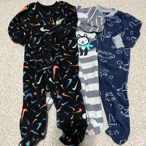 Set of fleece zip up footie pajamas